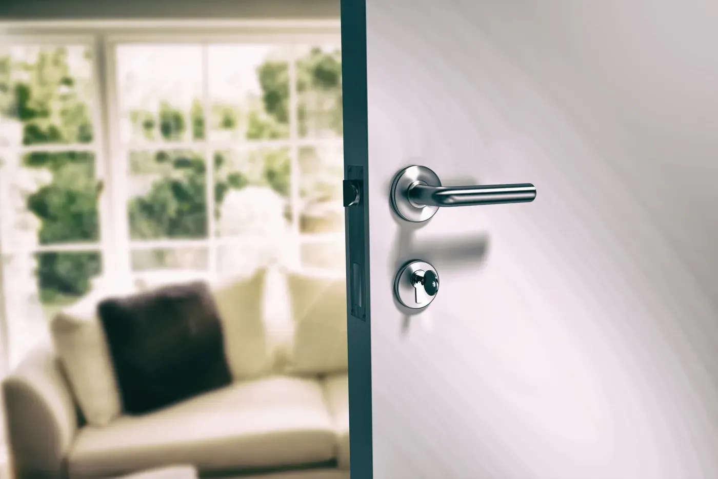 Pose d'une serrure design sur une porte d'un appartement résidentiel près des jardins du Trocadéro